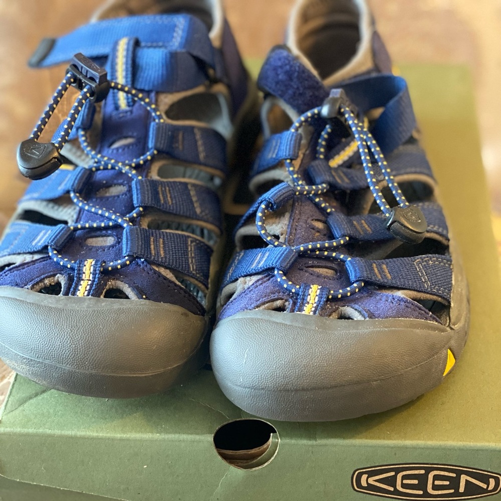 Youth US size 4 Blue Depth/Gargoyle Newport H2 Keens.